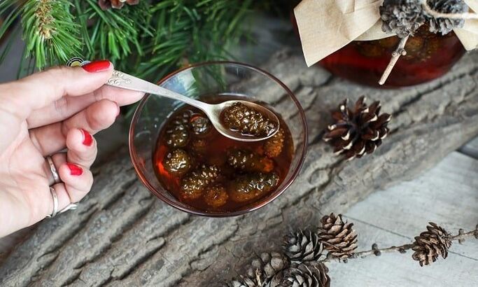 Tincture base sa pine buds alang sa pagtambal sa cervical osteochondrosis sa balay